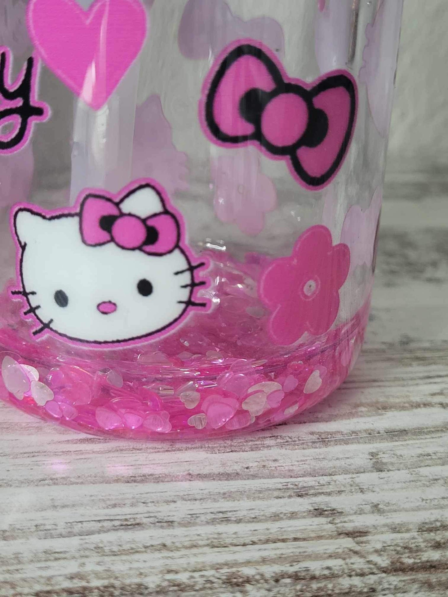 HK 10oz Flip Top Children’s cup, with silver and pink floating hearts, snow globe cup, water globe cup